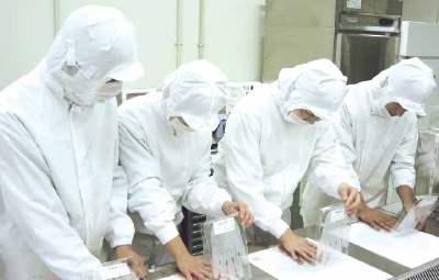 職員が手指細菌検査をしている写真