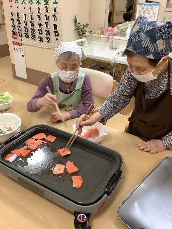 二人で鮭を焼きます