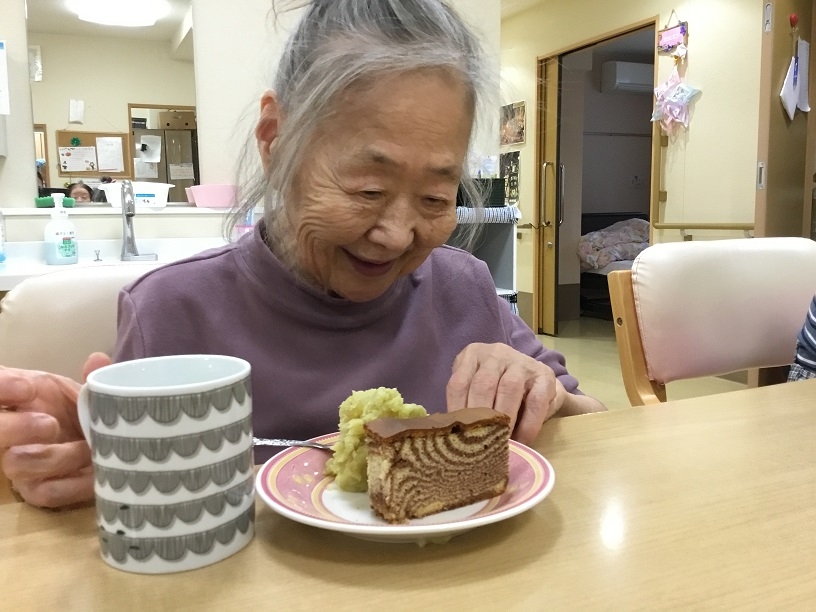 撮られると恥ずかしいですね。頂きます