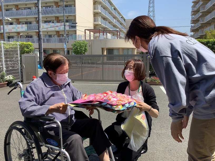 槇島ひいらぎ保育園に鯉のぼりを持って行きました🎏