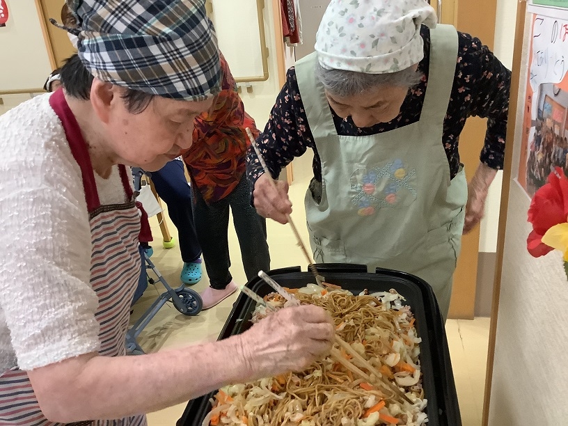 焼きそばも焼いて