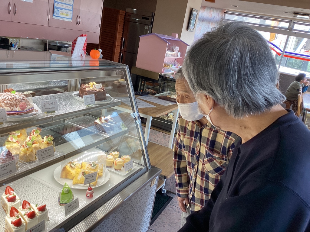 ケーキを食べに行きました～♪