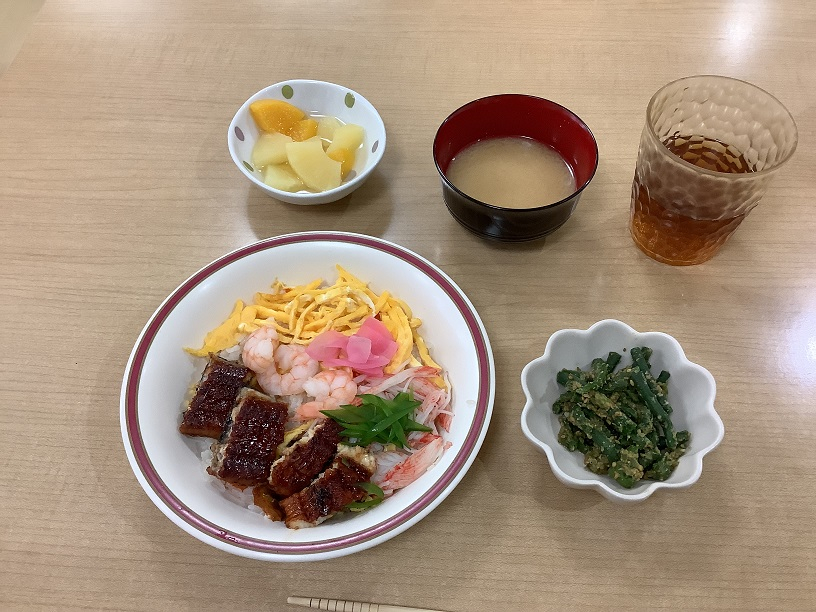 昼食は鰻のちらし寿司