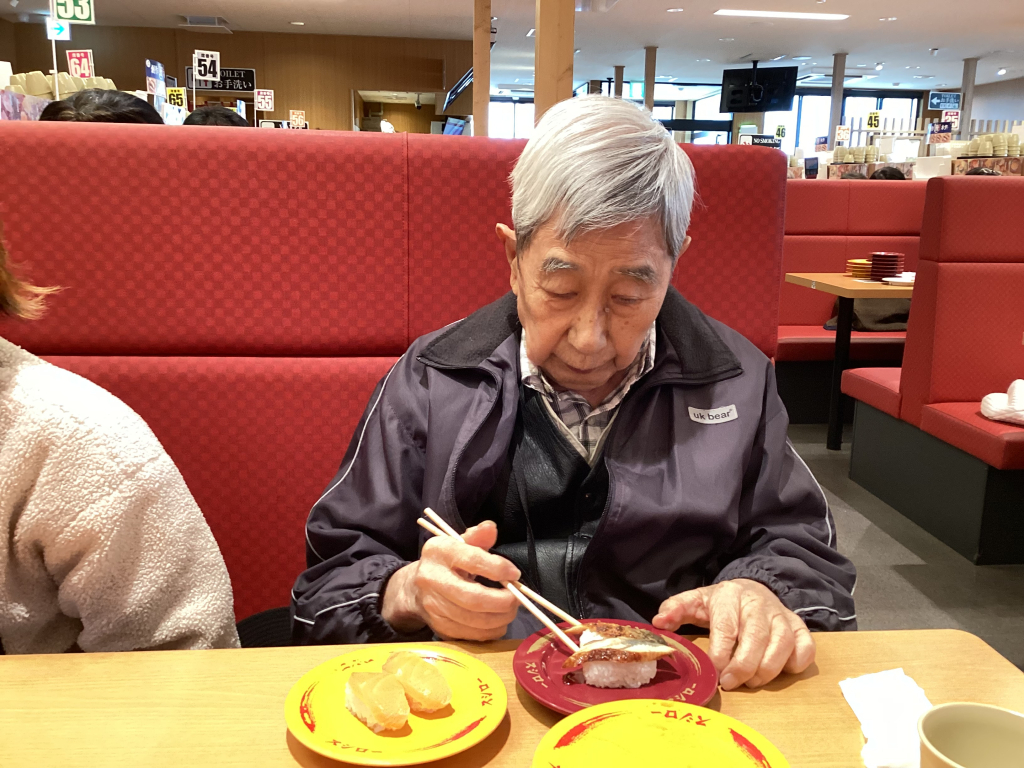 美味しそうなお寿司がいっぱい流れてます