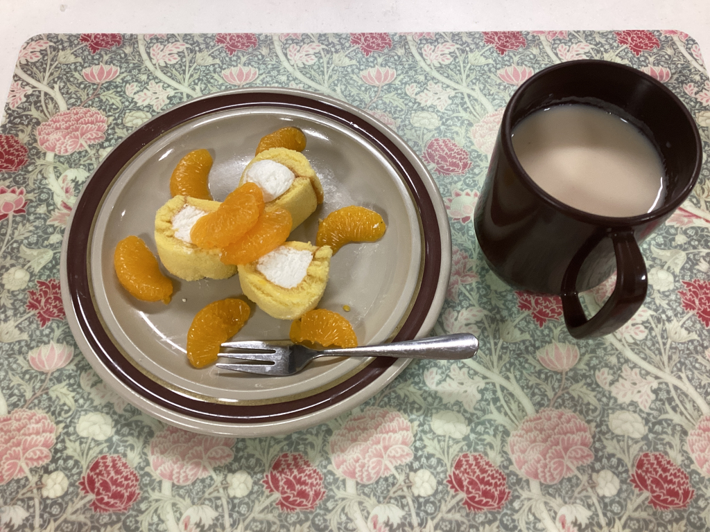 おやつはロールケーキ