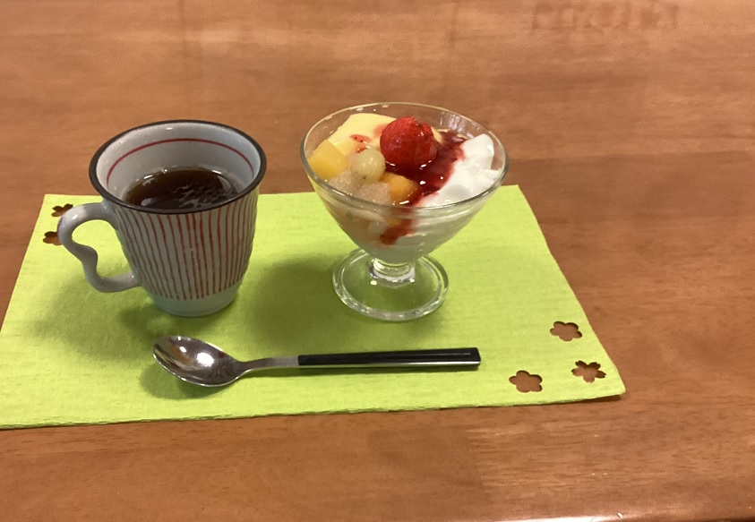 パンナコッタにフルーツを添えて♫