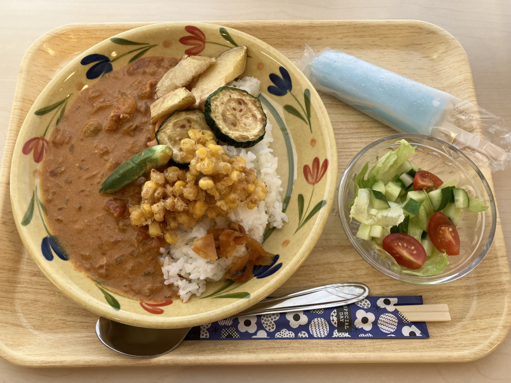 バターチキンカレー（夏野菜のトッピング付き）・サラダ・アイスクリーム🍦