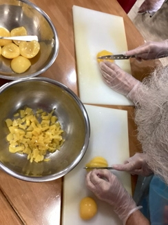 流石包丁の扱い女性は上手いですね