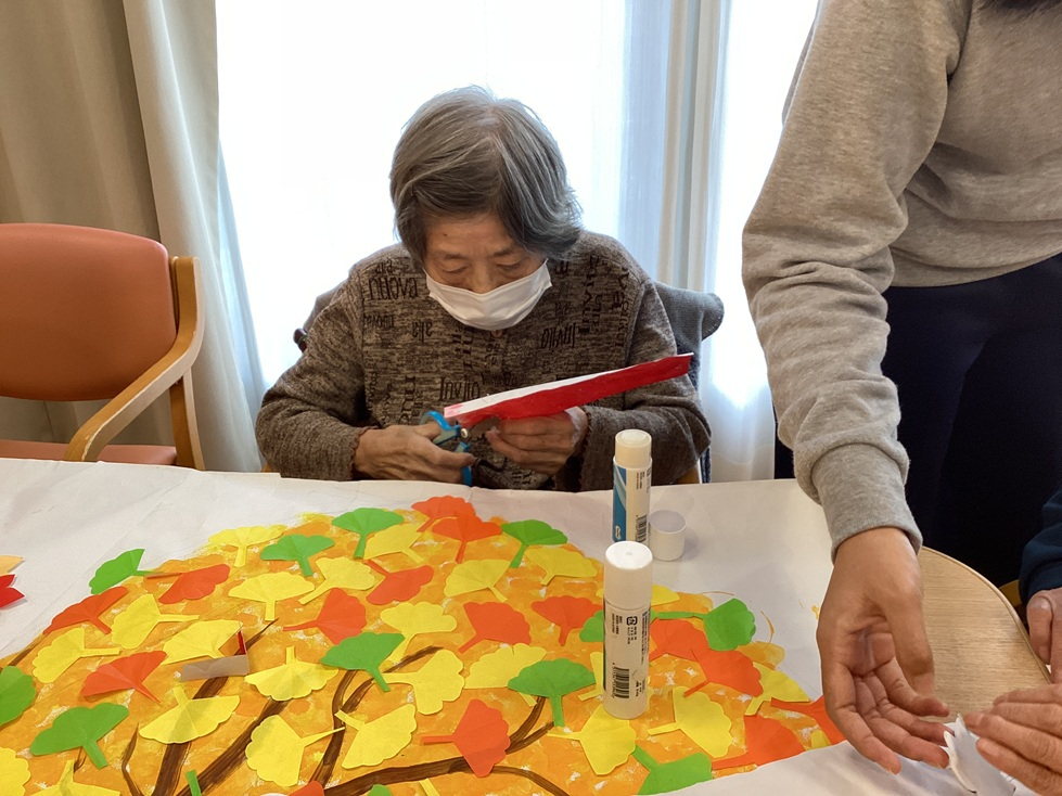 仕上げは折り紙の紅葉貼り 仕上げは折り紙の紅葉貼り