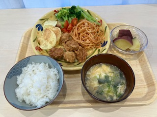 手作りチキンナゲットにポテトチップス