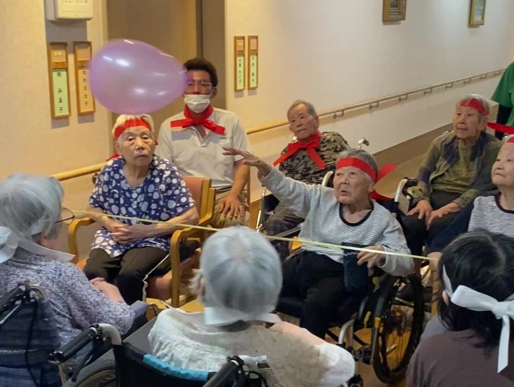 特養　お楽しみプロジェクト企画熱闘！！風船バレー大会