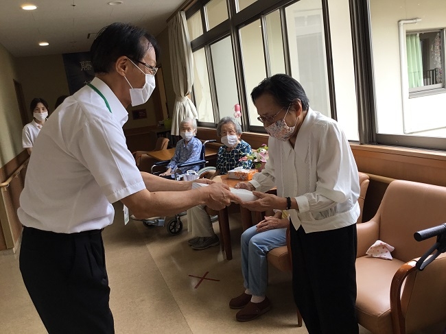 施設長より米寿・卒寿の入居者様に祝品の贈呈をされました。