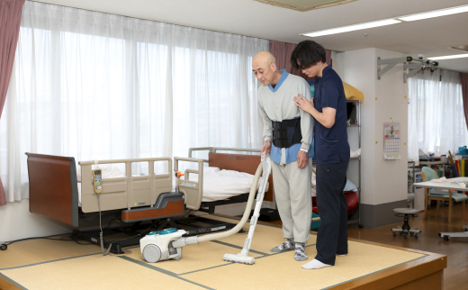 掃除機をかけながらお尻・膝回りの筋肉の運動