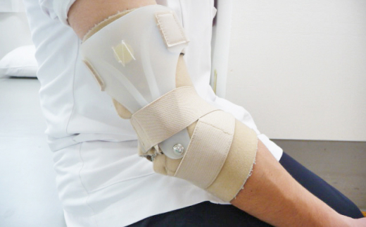 肘の装具
