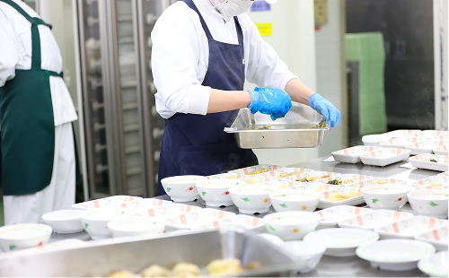 夕食の盛り付け開始