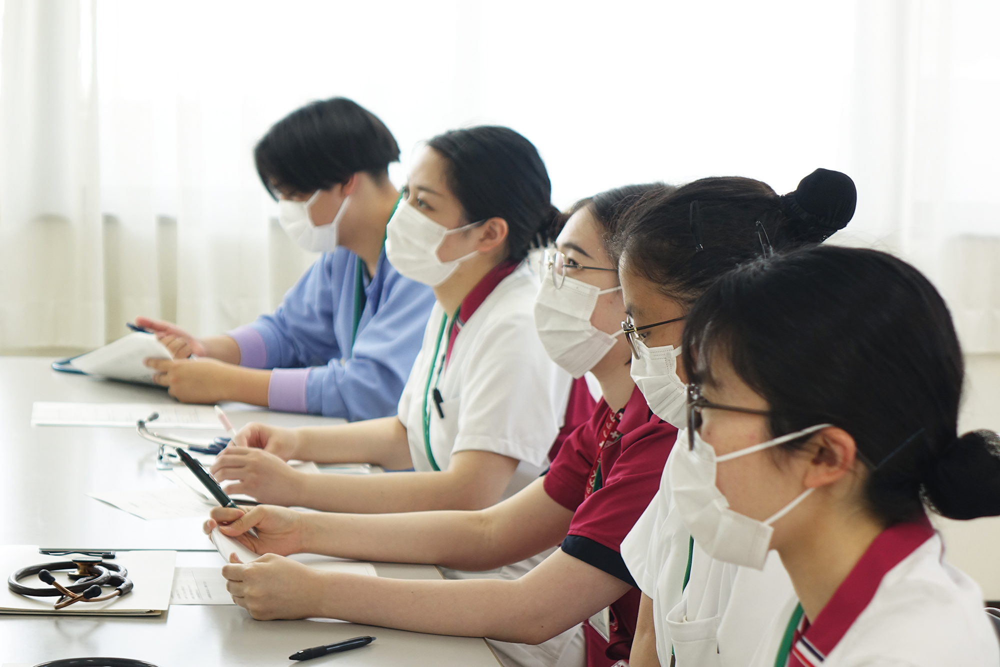 真剣なまなざしで講師の話を聞く新人看護師