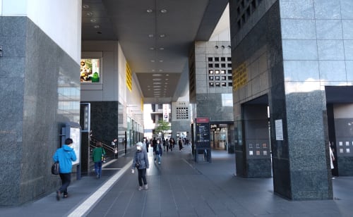 京都駅中央口から左に進んだ道なり