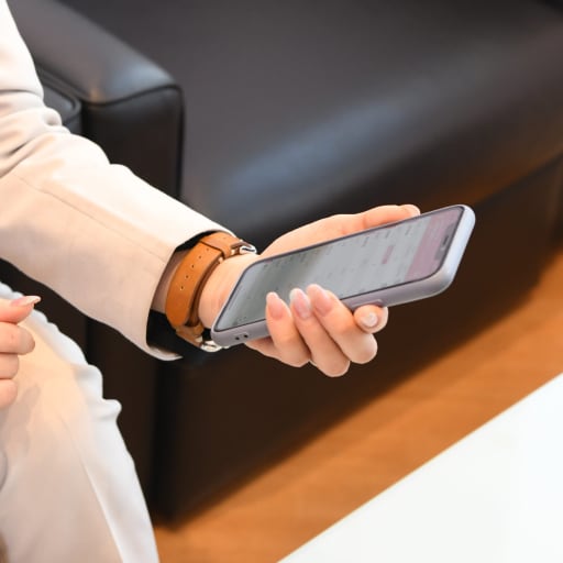 スマートフォンを持った人