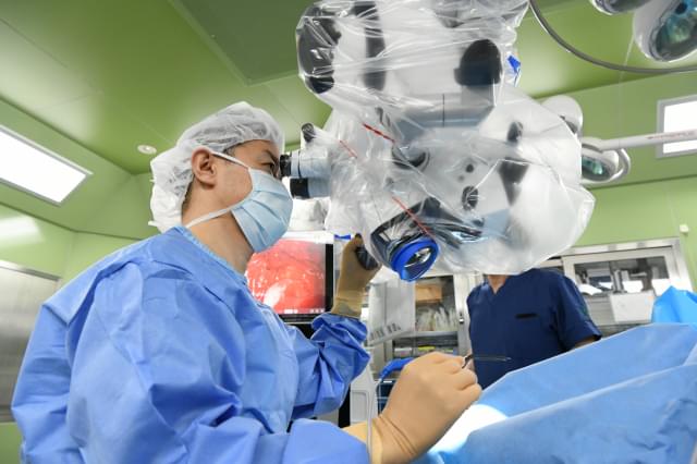 脳腫瘍の手術中