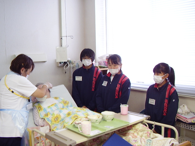 中学生の病院体験　精華町国民健康保険病院　看護師　建道ちはるさん